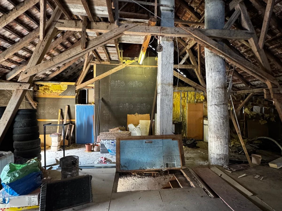 Ausgangsbild eines anonymisierten Heubodens als Bestand für die spätere KI-Konzeptvisualisierung