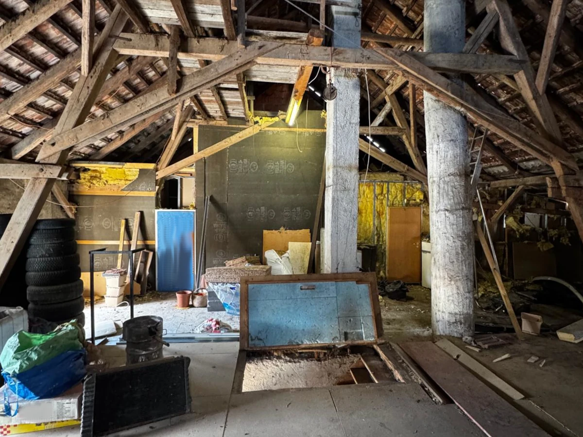 Anonymisiertes Bestandsfoto eines Heubodens als Ausgangspunkt für eine KI-gestützte Konzeptvisualisierung